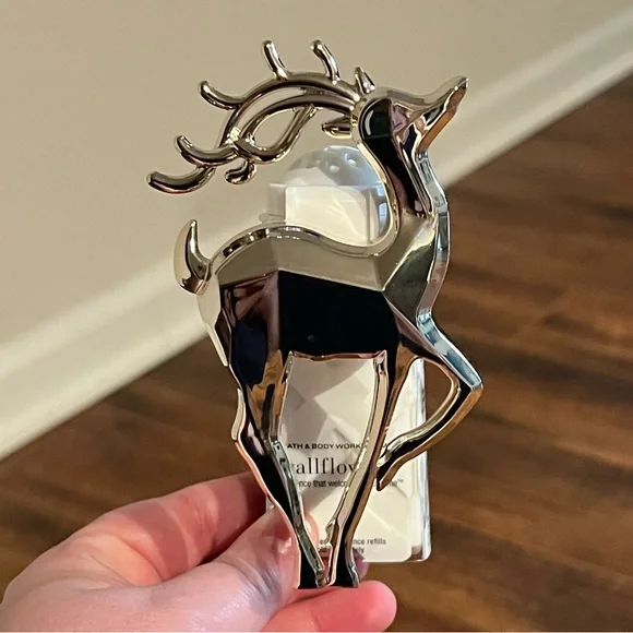 Bath & Body Works Reindeer Wallflowers Plug (new with tags) - Picture 2 of 6